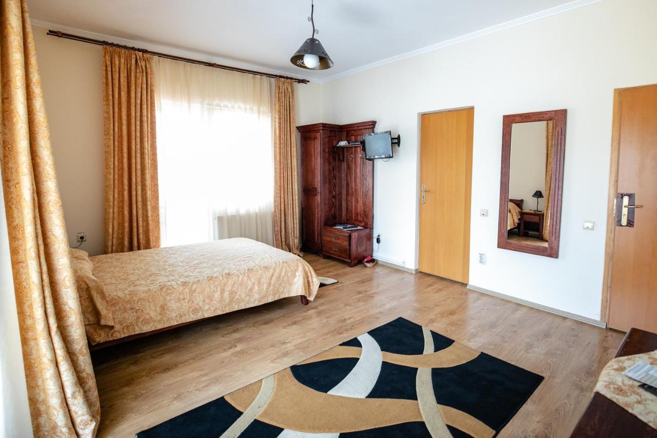 Pensiune Restaurant Route60 Ciucea Екстериор снимка