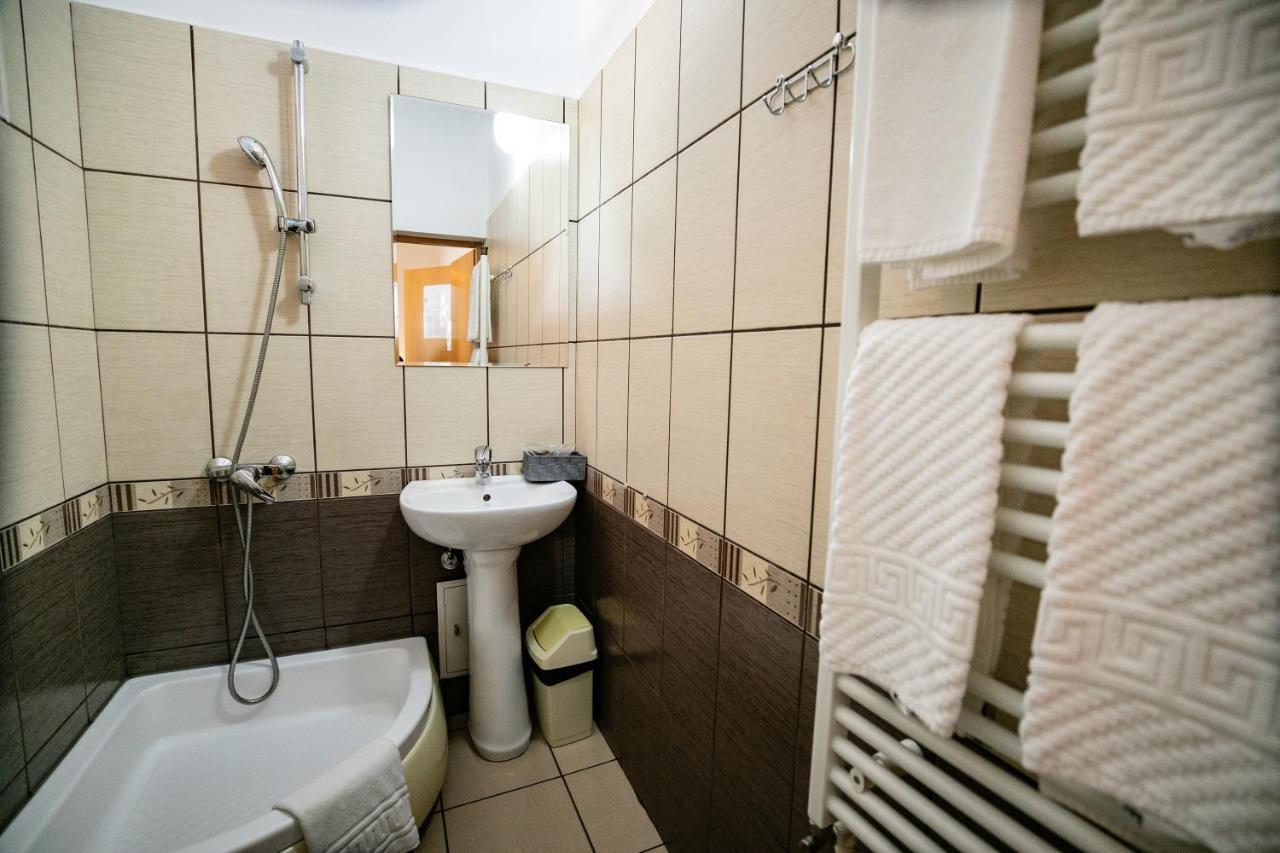 Pensiune Restaurant Route60 Ciucea Екстериор снимка