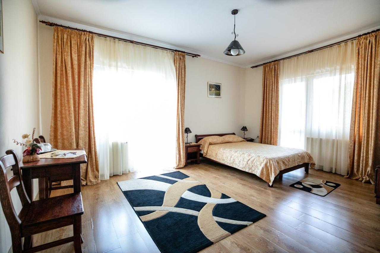 Pensiune Restaurant Route60 Ciucea Екстериор снимка